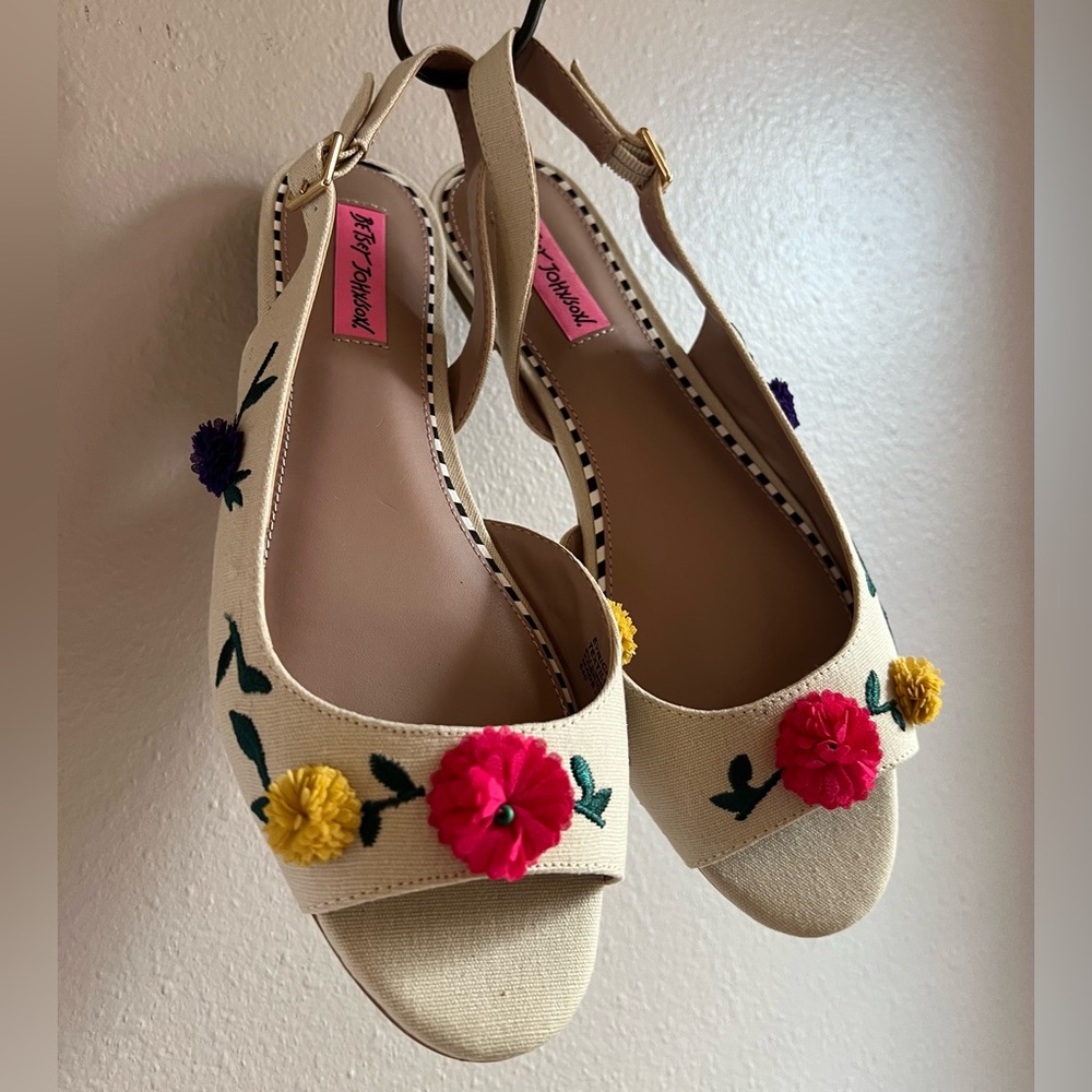 NEW & RARE Betsey Johnson Eyrica Natural Canvas Floral Garden Party Flat Shoe - Picture 3 of 12